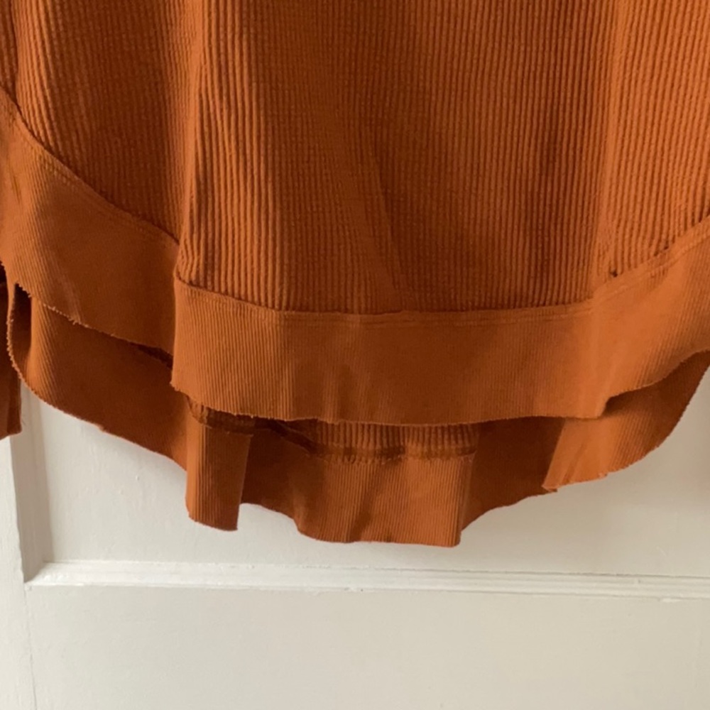 Free PEOPLE Women’s Rust Long-Sleeve V-Notch Pullover Top - Picture 3 of 8